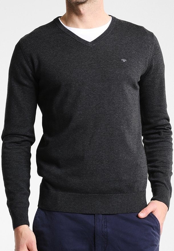 Pull en V en tricot gris foncé avec manches longues, poignets ajustés et un petit logo sur la poitrine. Design simple et classique.