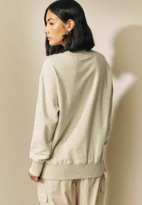 Next LONGLINE STANDARD - Pusa - oatmeal