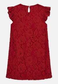 Robe en dentelle rouge avec des motifs floraux, manches courtes à volants et une ouverture en forme de clé dans le dos. Texture lisse avec des détails complexes.