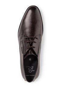 Chaussure habillée en cuir marron avec une finition lisse et brillante. Présente un bout rond, des lacets et des détails de couture subtils. L'étiquette à l'intérieur indique la taille 44.