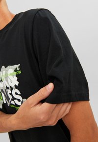 Jack & Jones JCODUST CREW NECK - T-shirt med print - black