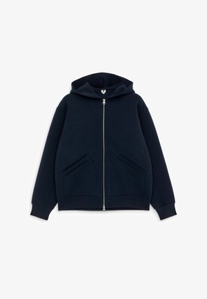 Kapturowa bluza z zamkiem w ciemnogranatowym kolorze, wykonana z miękkiego materiału. Posiada dwie przednie kieszenie i ściągacze przy mankietach. Prosty, nowoczesny design.