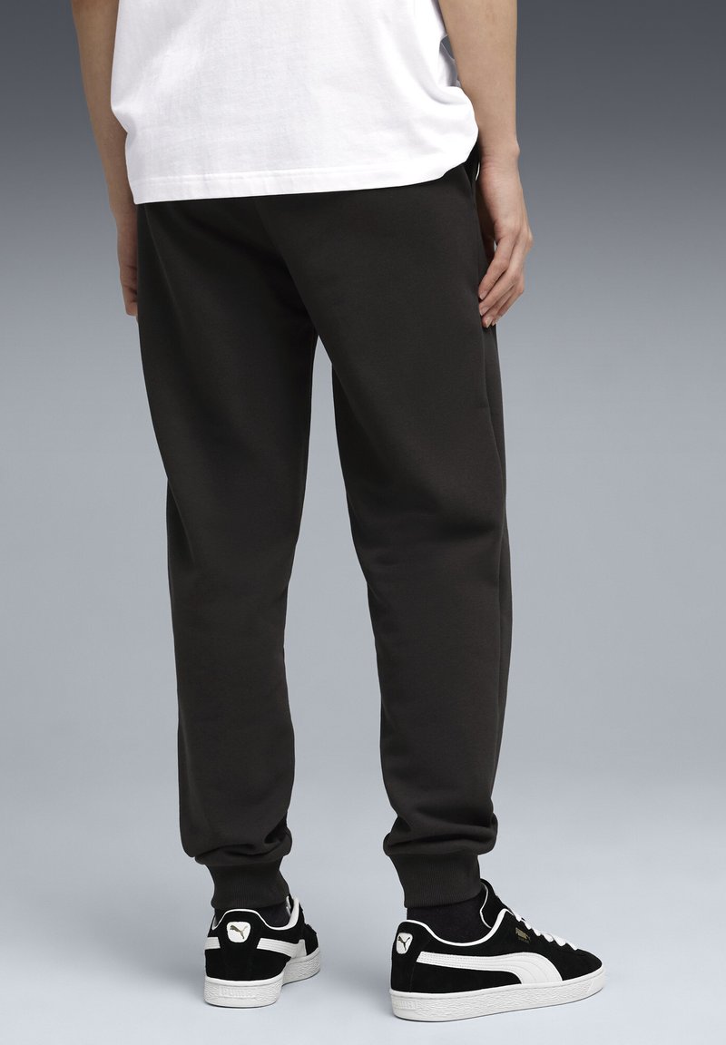 Puma ASTON ARAMCO TEAM ESSENTIALS JOGGING - Teplákové kalhoty - black