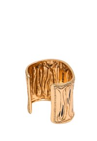 Brazalete de cuff dorado con un interior texturizado que recuerda a la corteza. Presenta un exterior liso y pulido con bordes decorativos y acentos de recorte.