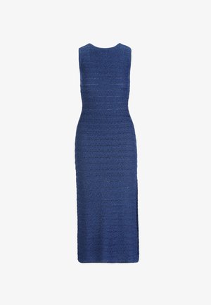 Ärmelloses, bodenlanges marineblaues Strickkleid mit strukturiertem horizontalem Muster und seitlichem Schlitz auf weißem Hintergrund.