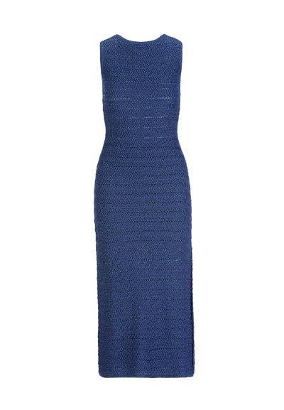 Robe tricotée bleu marine sans manches, longue jusqu'au sol, avec motif horizontal texturé et fente latérale sur fond blanc.