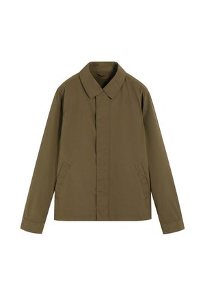 Brązowa kurtka z długim rękawem, kołnierzem i przednimi kieszeniami, z ukrytą plisą na guziki i prostym dołem.