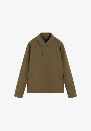 Brązowa kurtka z długim rękawem, kołnierzem i przednimi kieszeniami, z ukrytą plisą na guziki i prostym dołem.