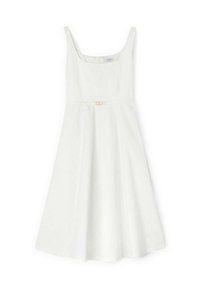 Witte jurk met een vierkante halslijn, dunne schouderbanden en een getailleerde taille. Bevat een gouden accent op de taille en een uitlopende rok. Gladde textuur.