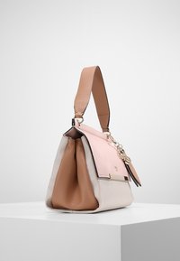 Sac à main en cuir avec une forme structurée, arborant des couleurs rose doux, beige clair et marron. Comprend un accent en chaîne et une bandoulière robuste.