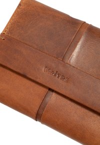 Portafoglio in pelle marrone con una textura liscia, dotato di un bordo cucito e del logo "MAÎTRE" impresso sulla parte anteriore. Design slim e rettangolare.