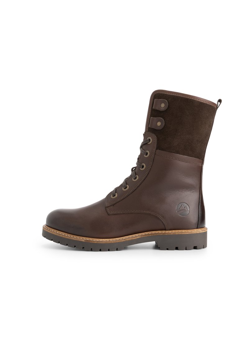 Bruine leren enkelboot met een suède bovenwerk, ronde neus, metalen vetergaatjes en een robuuste rubberen zool. Inclusief logo-accent aan de zijkant.