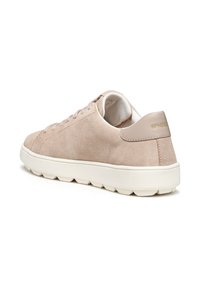 Baskets en suède rose clair avec une semelle plate blanche, un bout rond, des coutures subtiles et un accent logo doré au talon.