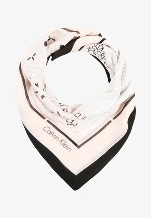 Roomkleurige, zwarte en witte sjaal met patroon, vierkant met Calvin Klein-logo op de rand, gevouwen in een lus.