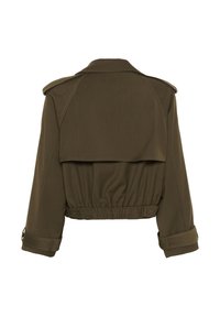 Geknipt olijfgroene jack met een ceintuur in de taille, knoopmanchetten en een schouderflap. Gemaakt van een textiele stof met zichtbare stiksels.