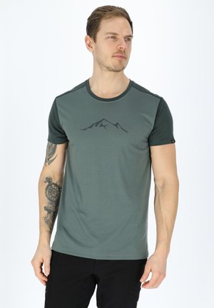 Kortebloemige groene T-shirt met ronde hals, bergafbeelding in het zwart gedrukt op de borst, gemaakt van lichtgewicht materiaal.