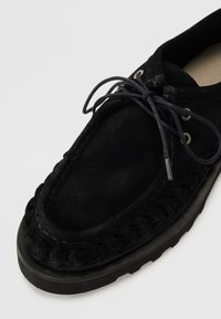 AllSaints SKIFF - Stringate sportive - black