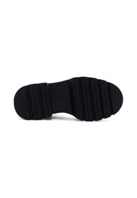 Soletta nera della scarpa con un motivo rigido. Presenta tacche circolari e rettangolari per la presa, realizzate in materiale gommoso.