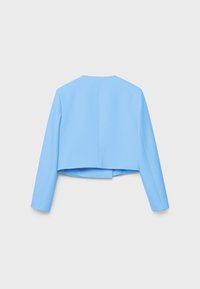 Vue arrière d'un blazer court bleu clair à manches longues, présenté sur un fond gris clair uni.