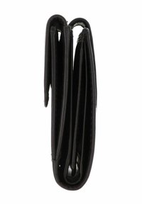 Portefeuille noir en cuir bifold fermé, montrant la vue latérale avec plusieurs compartiments visibles.