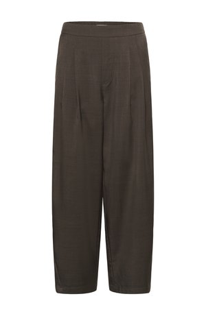 Pantalons ajustés marron foncé à coupe ample, avec des plis et une taille plate. Fabriqués dans un tissu doux au toucher lisse.