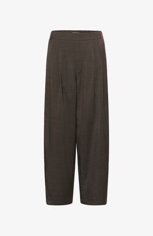 Pantaloni negri închisi, croiți pe măsură, cu o tăietură lejeră, având pliseuri și un talie plată. Confecționați dintr-un material moale, cu o textură fină.