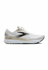 Weißer Laufschuh mit Obermaterial aus Mesh, schwarzen und silbernen Akzenten, gepolstertem Kragen und einer strukturierten Gummisohle. Modellname "Brooks Ghost" sichtbar.