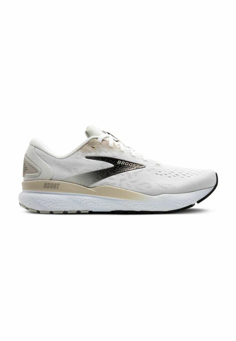 Weißer Laufschuh mit Obermaterial aus Mesh, schwarzen und silbernen Akzenten, gepolstertem Kragen und einer strukturierten Gummisohle. Modellname "Brooks Ghost" sichtbar.