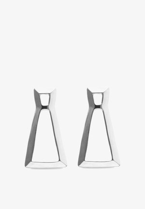 Paire de boucles d'oreilles géométriques en argent avec un design à cadre ouvert trapézoïdal et une finition polie.