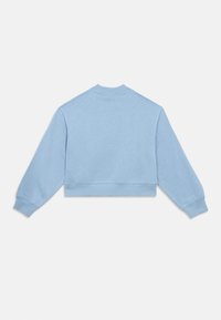 Ανοιχτό μπλε κοντό φούτερ με μακριά μανίκια και ριμπ μανσέτες και τελείωμα, εμφανίζεται από πίσω σε λευκό φόντο.