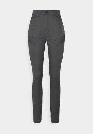 Pantalon cargo gris foncé coupe slim avec poches à rabat à l'avant, fermeture par boutons, passants pour ceinture et détails cousus sur fond blanc.