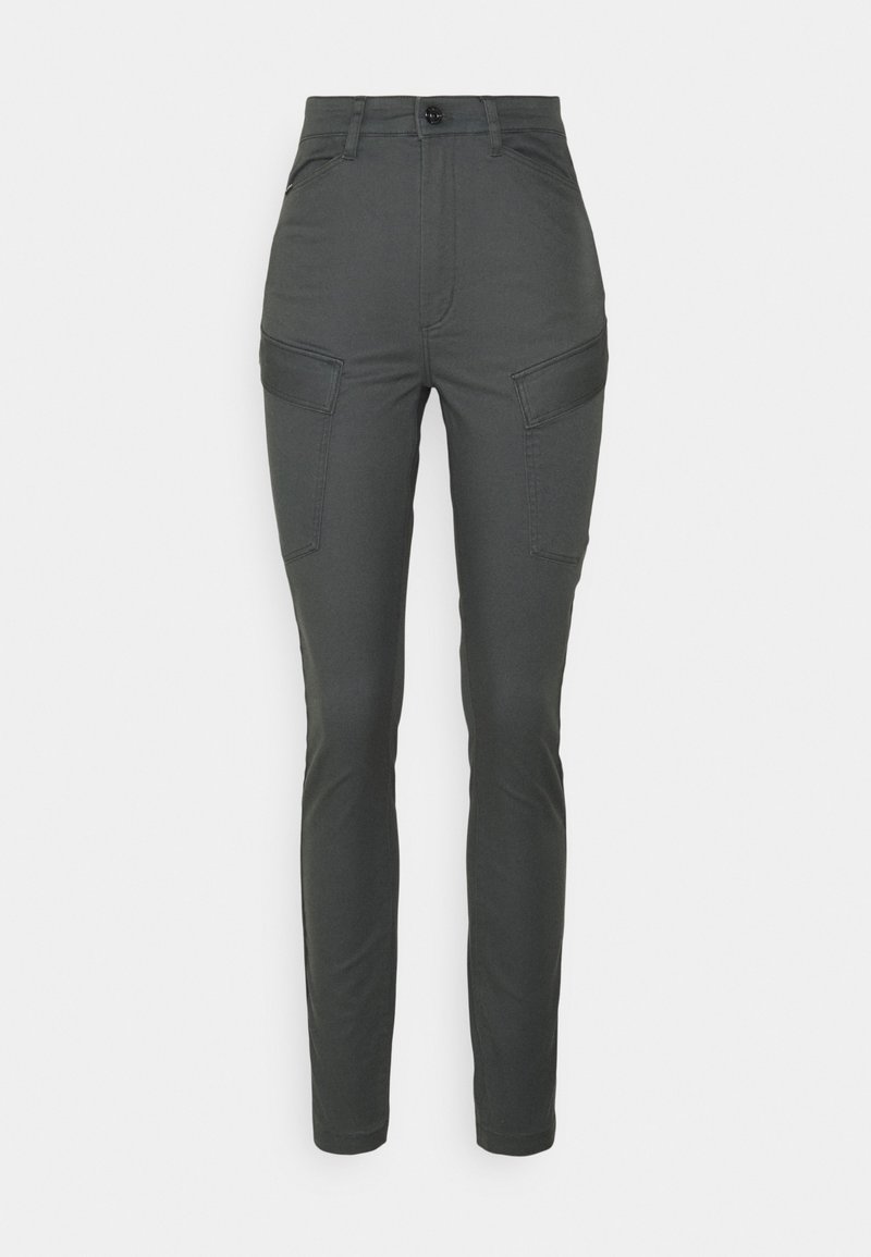 Pantalon cargo gris foncé coupe slim avec poches à rabat à l'avant, fermeture par boutons, passants pour ceinture et détails cousus sur fond blanc.