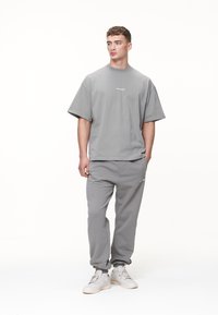 Pegador LOGO BOXY TEE - Basic póló - washed cool grey/white gum