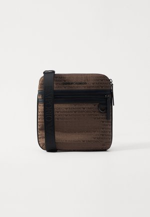 Borsa a spalla marrone con motivo e dettagli neri, dotata di chiusura con zip e manico con logo. Realizzata in tessuto resistente, è compatta e rettangolare.