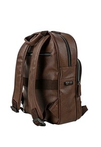 Mochila de cuero sintético marrón con dos compartimentos con cremallera, correas ajustables y una etiqueta con el logo. Superficie texturizada con un diseño elegante.