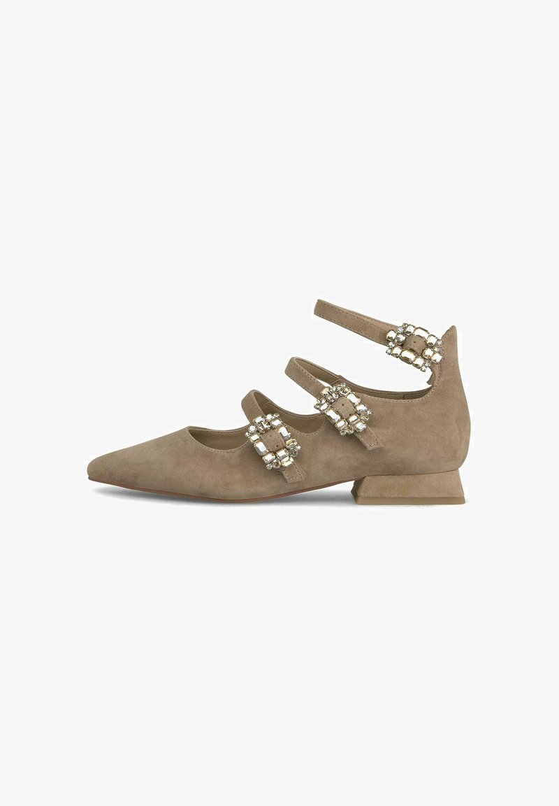 Ballerines en suède beige avec trois sangles à la cheville, ornées de boucles décoratives et d'un petit talon carré. Design à bout pointu.
