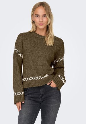 Pull en maille vert olive avec des coutures décoratives blanches le long des manches et de l'ourlet. Présente un col rond classique et une coupe ample.