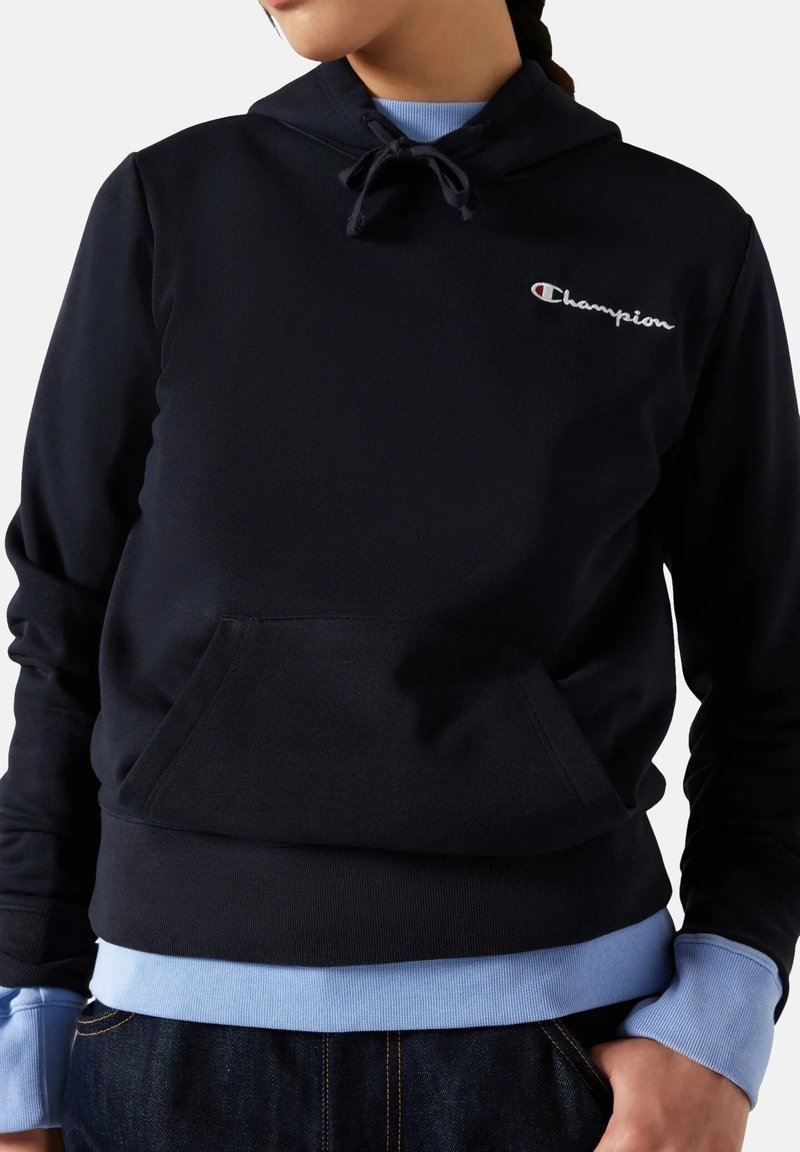 Felpa blu navy in misto cotone, con tasca frontale, cappuccio con cordino e polsini e orlo a coste blu chiaro. Logo "Champion" ricamato.