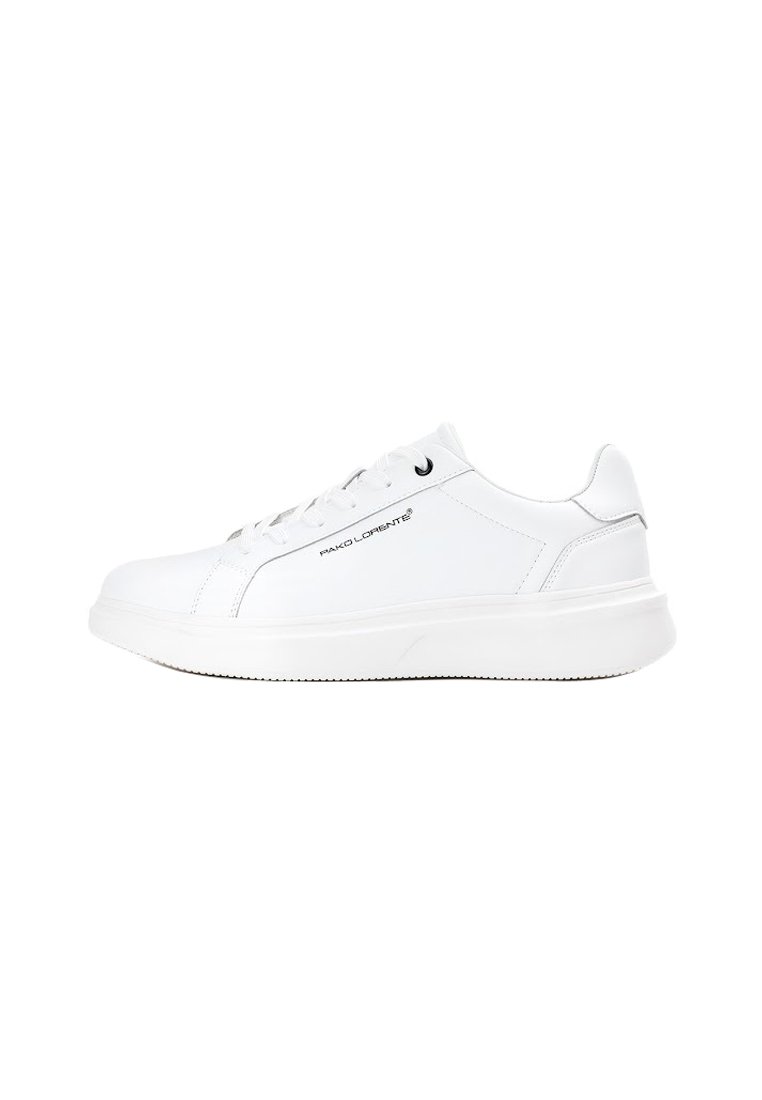 Białe skórzane sneakersy z zaokrąglonym noskiem, sznurowaniem z przodu, wyściółką wokół kostki oraz teksturowaną gumową podeszwą. Posiadają przeszywane akcenty i branding.