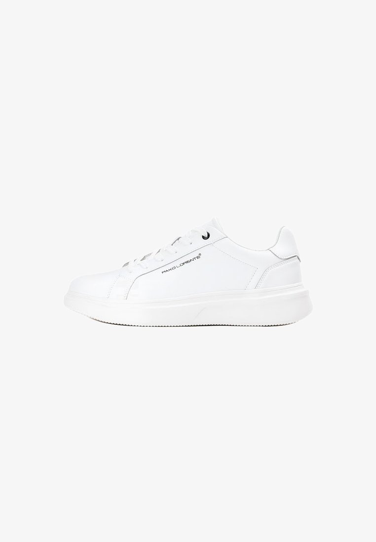 Białe skórzane sneakersy z zaokrąglonym noskiem, sznurowaniem z przodu, wyściółką wokół kostki oraz teksturowaną gumową podeszwą. Posiadają przeszywane akcenty i branding.