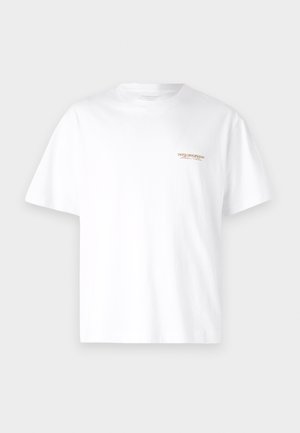 Weißes Baumwoll-T-Shirt mit kurzen Ärmeln, ausgestattet mit einem kleinen goldenen Logo auf der Brust. Klassischer Rundhalsausschnitt, glatte Textur.