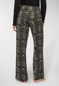 Pantaloni a stampa leopardata con design a gamba larga, caratterizzati da una consistenza morbida in tonalità di nero, beige e grigio. Vita elastica sul retro.