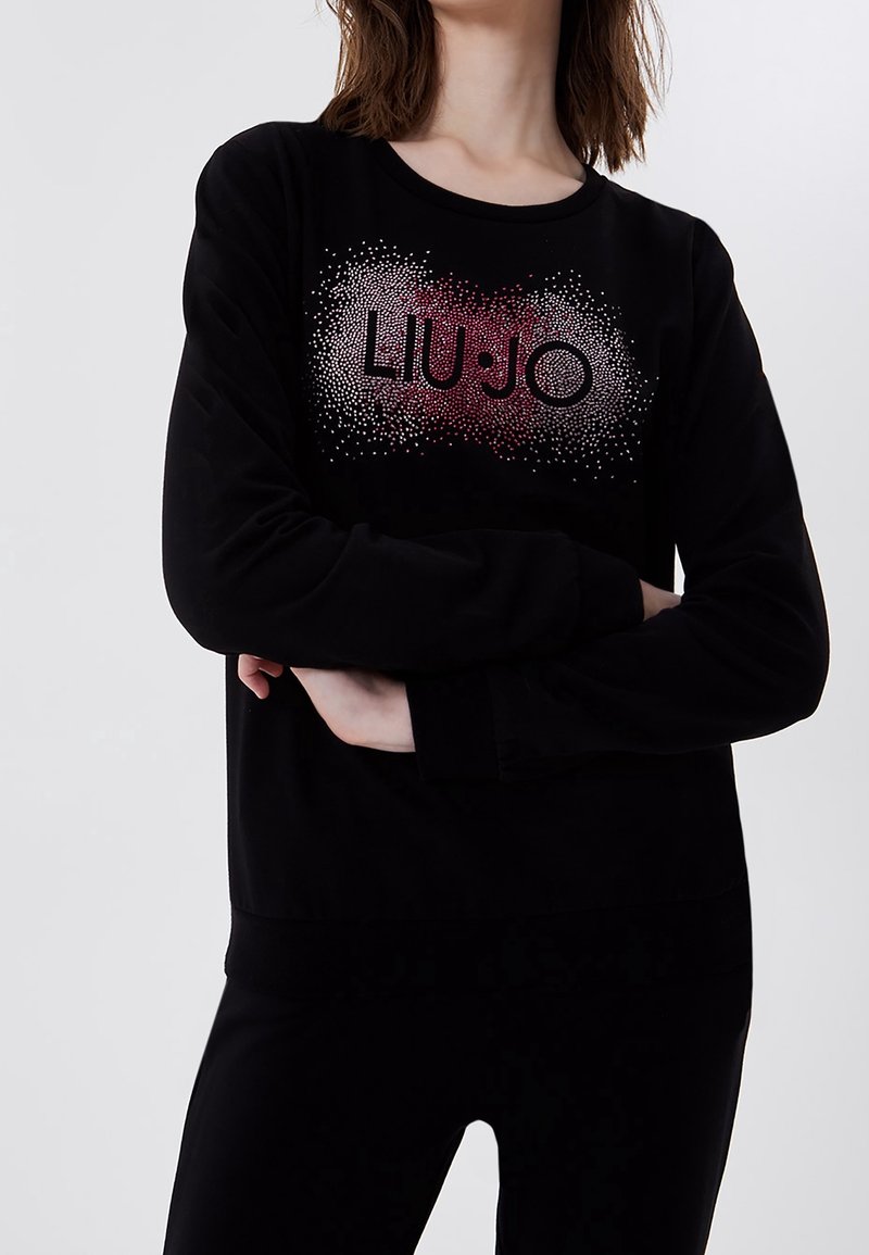 Schwarzer Sweatshirt mit einem strukturierten Grafikdruck des Markennamens "LIU·JO" in einem Farbverlauf aus roten und weißen Punkten, Rundhalsausschnitt und langen Ärmeln.