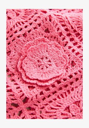 Tissu en crochet rose avec un design floral comportant des motifs de fleurs superposées et des motifs en openwork détaillés. Texture douce et savoir-faire minutieux.