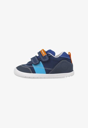 Zapatillas para niños en color marino y azul con tiras de Velcro, suela de goma blanca, costuras de contraste y etiqueta naranja. Parte superior de tela ligera.