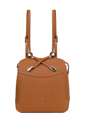Sac à dos en cuir marron avec deux bretelles réglables et des accents métalliques argentés sur les sangles avant et le bouton central.