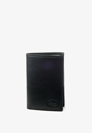 Portefeuille bifold en cuir noir, se tenant verticalement et montrant des bords surpiqués ainsi qu'un logo rond en relief dans le coin inférieur avant.