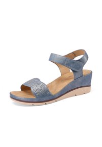 Sandalo con zeppa in pelle blu con una finitura liscia, caratterizzato da un motivo a spirale decorativo e una cinghia alla caviglia regolabile per una vestibilità sicura.