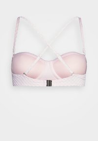 Sutiã com um copo rosa liso e uma faixa branca texturizada. Apresenta tiras ajustáveis em cruz e um fecho de gancho e olho nas costas.