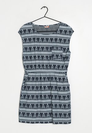 Robe bleu marine à manches courtes avec des motifs géométriques blancs, encolure ronde et poche poitrine ; fabriquée en tissu léger et doux en mélange de coton.